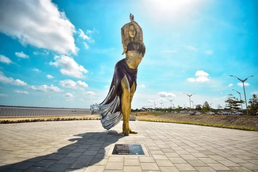 Shakira ya tiene estatua en Barranquilla con falta de ortografia incluida