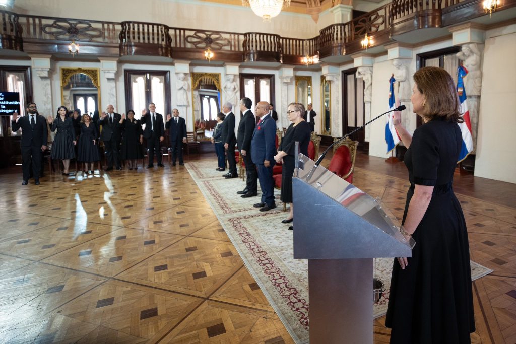 Vicepresidenta Raquel Pena juramenta los nuevos jueces del Tribunal Constitucional
