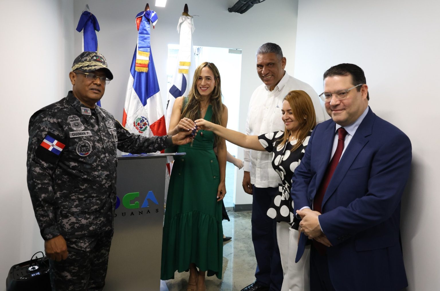 general Ramon Guzman Peralta recibe del director de Aduanas Eduardo Sanz Lovaton las llaves del nuevo centro de prevencion de deli