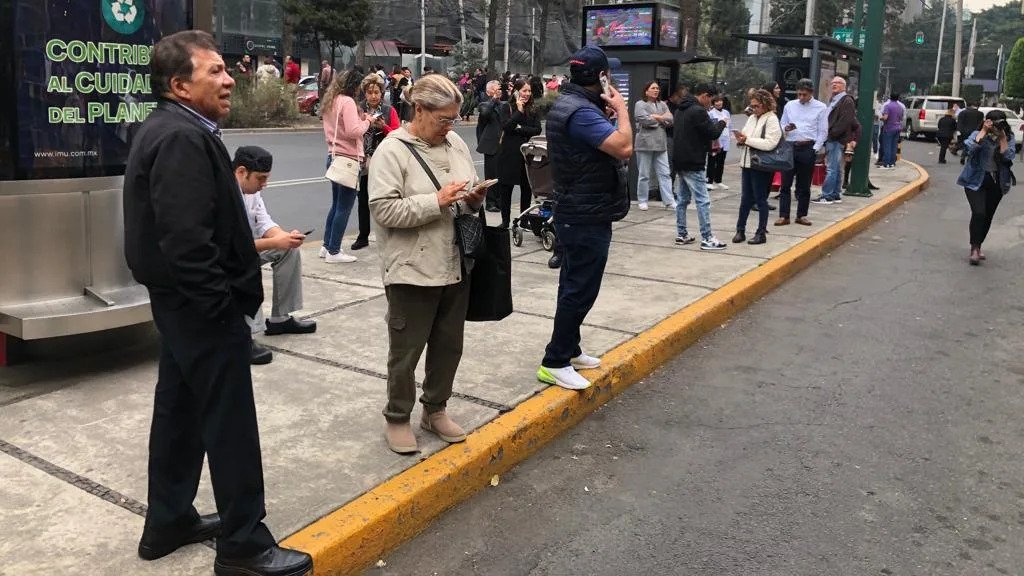 sismo de 5.7 en el centro de Mexico se sintio en la capital