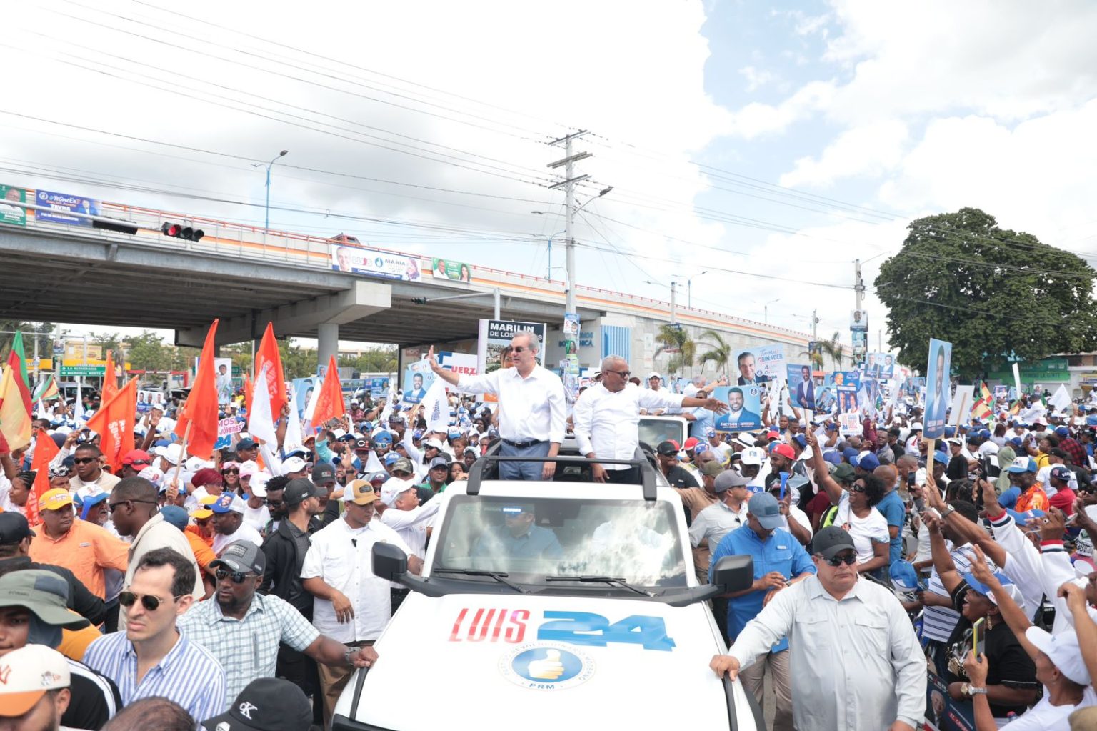 Abinader concluye recorrido en apoyo a los candidatos a las alcaldias de Santo Domingo Este Boca Chica y Guerra