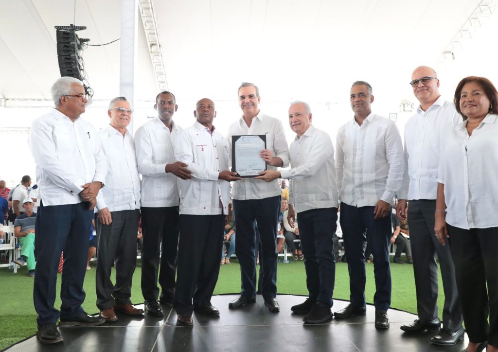 Abinader entrega 3100 titulos de propiedad