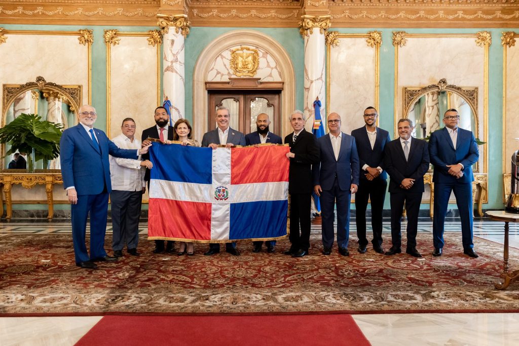 Abinader entrega bandera dominicana para la Serie del Caribe 2024 a los bicampeones nacionales Tigres del Licey