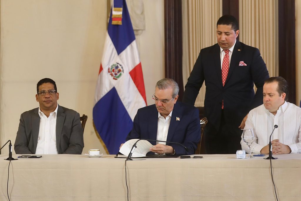Abinader promulga Decreto 1 24 que regula la publicidad oficial