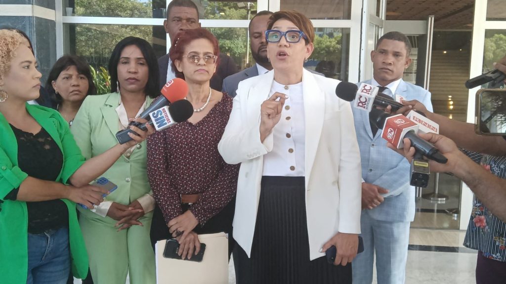 Consejo de Abogados del CARD notifica a PGR que Surun actúa en nombre del gremio ilegalmente Abogados del CARD notifica a PGR que Surun actua en nombre del gremio ilegalmente