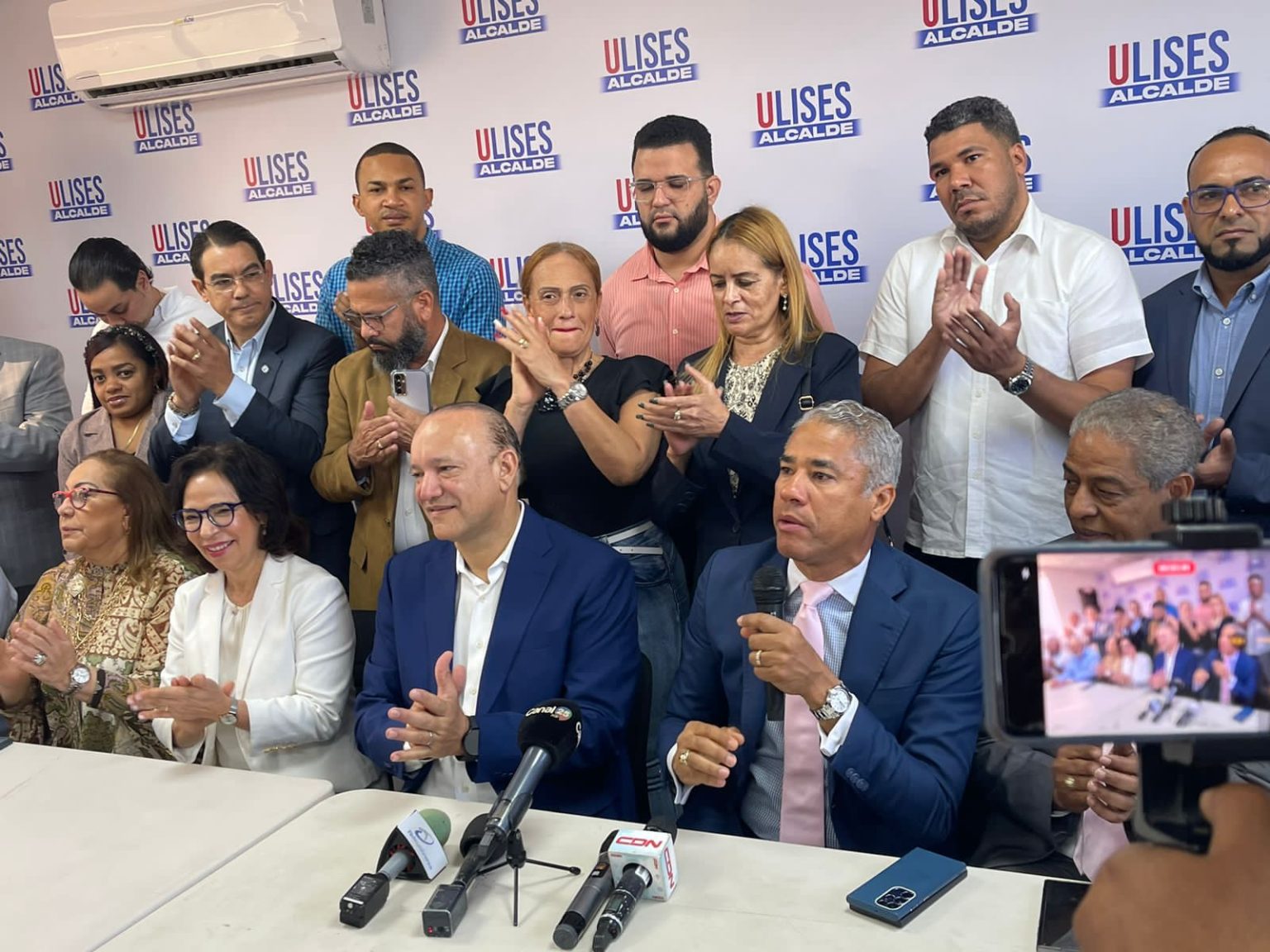 Andres Cueto Ulises Rodriguez lidera encuestas con 56 de apoyo GANAR alcaldia de Santiago