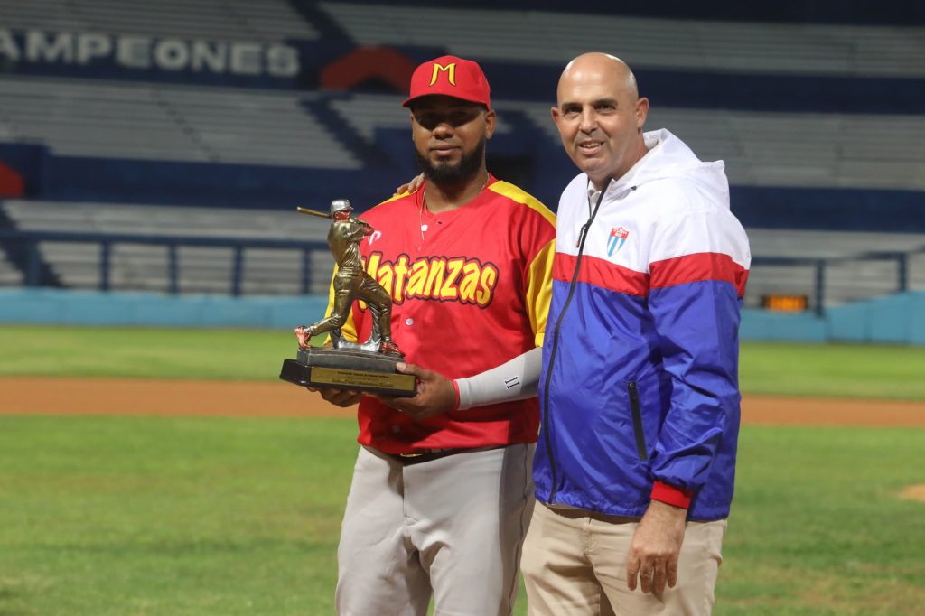 Arruebarena recibe trofeo