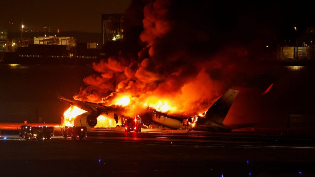La disciplina de los pasajeros, la clave de la milagrosa evacuación del avión accidentado en Tokio Avion