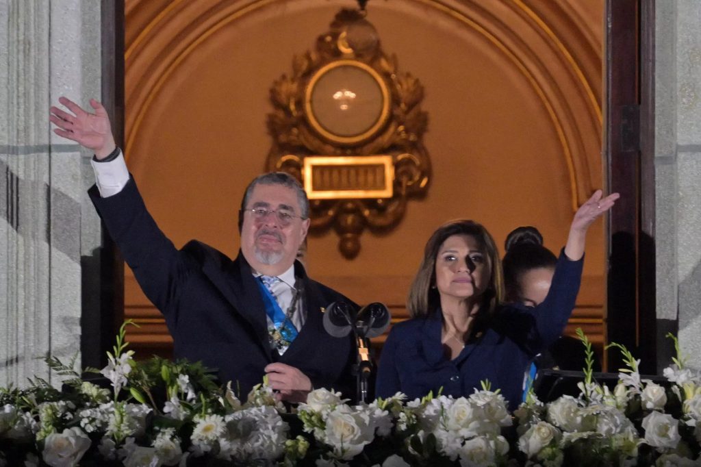 Bernardo Arevalo izq. y la nueva vicepresidenta Karin Herrera