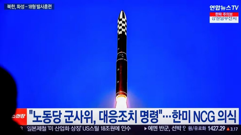Corea del Norte lanza un misil balistico que puede alcanzar bases distantes de EE.UU