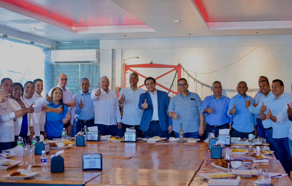 Daniel Rivera sesiona exitosamente con los alcaldes y candidatos del PRM y aliados municipales en Santiago