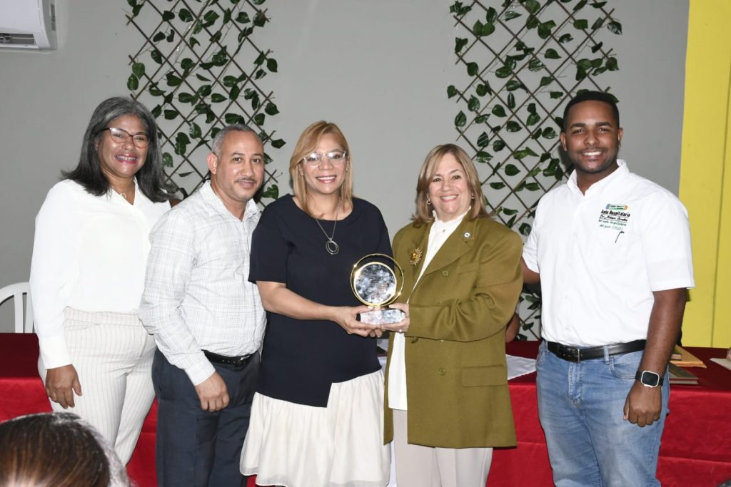 Educacion otorga reconocimiento al Hospital Arturo Grullon por el exito de su aula hospitalaria