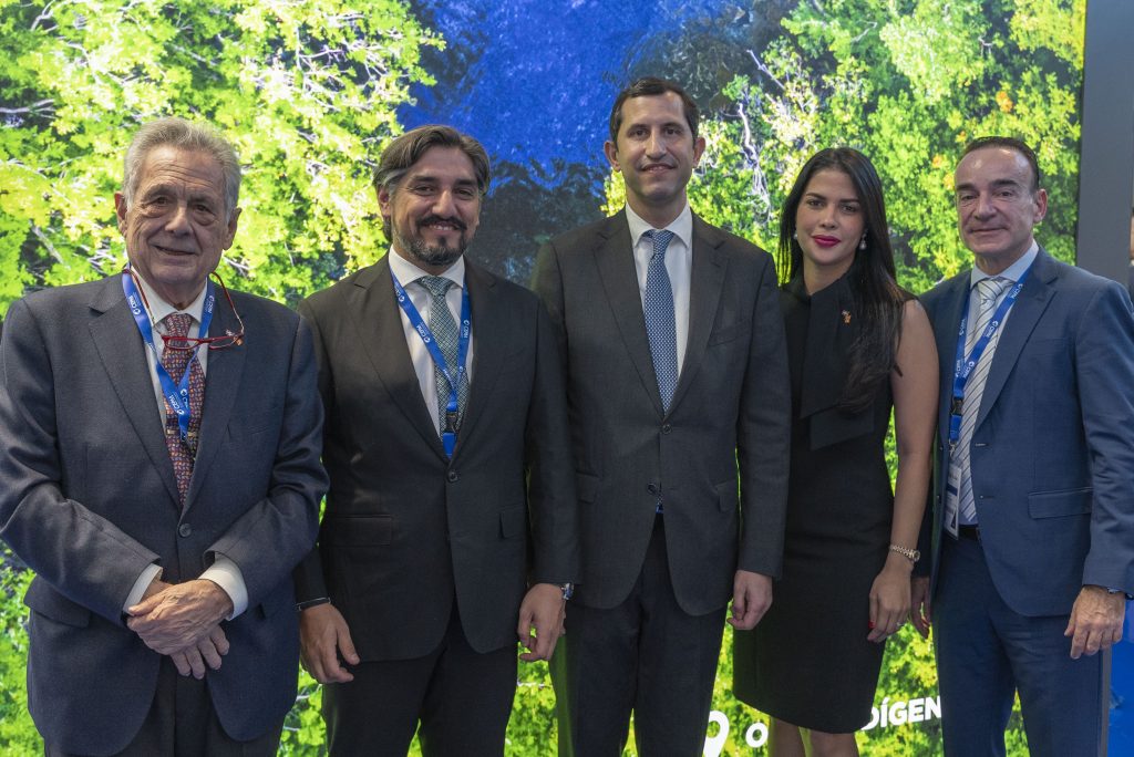 Enrique Gallango miembro del Consejo Administrativo de CEPM Oscar San Martin Gerente General Roberto Herrera Director Ejecutivo Claudia Castillo y Antonio Martorell del equipo comercial