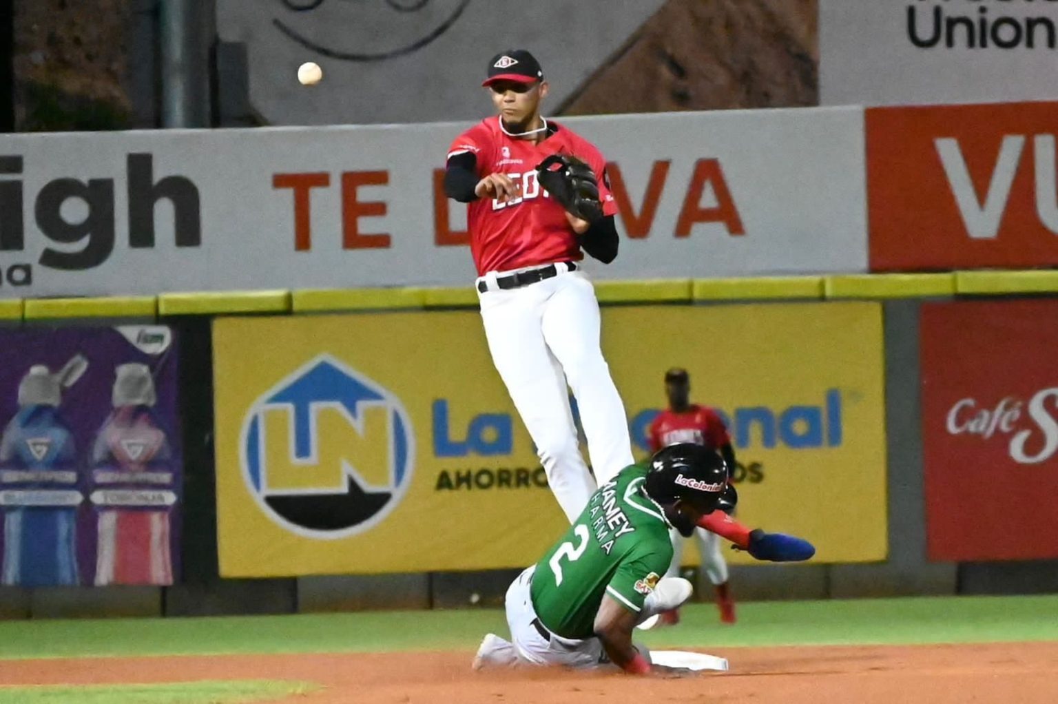 Estrellas superan 3 0 a Leones en el Quisqueya