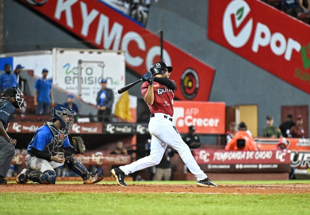 Jeimer Candelario remolca tres y los Gigantes de mantienen con vida en el Round Robin 1