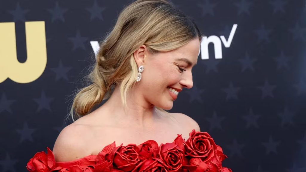 Margot Robbie rindio un nuevo homenaje con su vestido en los Critics Choice Awards