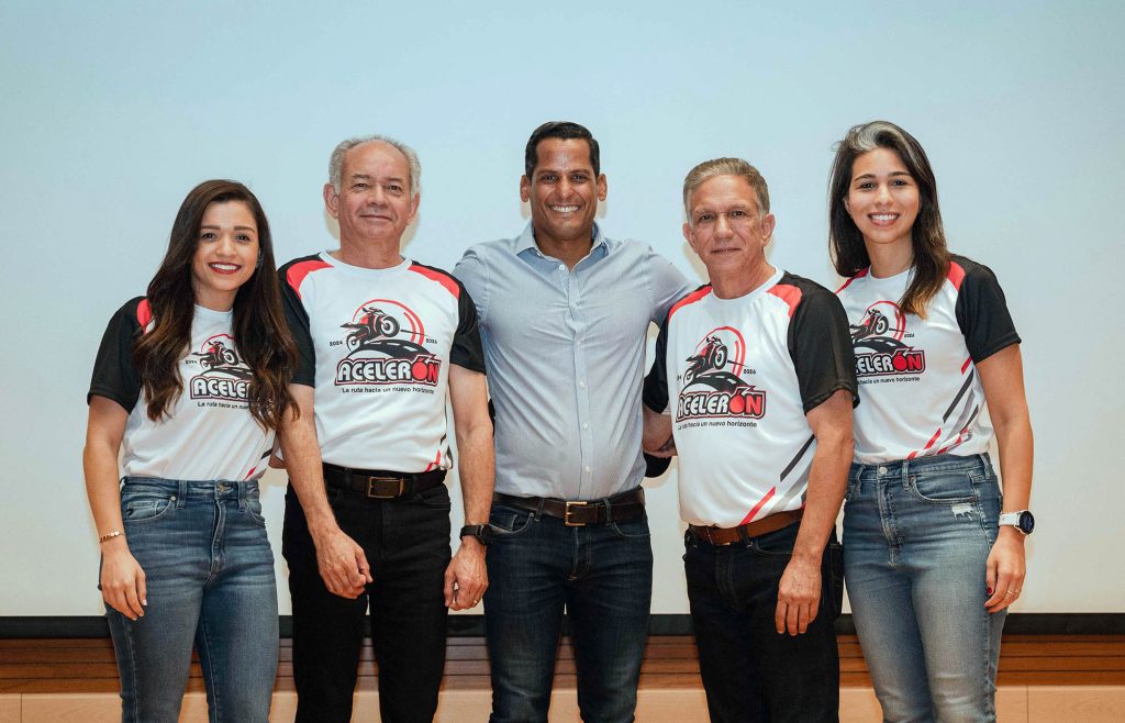 Importadora La Plaza presenta su visión de futuro con plan estratégico 2024-2026 ‘‘Acelerón: Ruta hacia un nuevo horizonte’’ Pamela Rivera Luis Rivera Marcos Diaz Osvaldo Rivera y Estefania Rivera