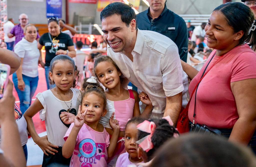 Roberto Angel encabeza entrega de juguetes en Santiago1