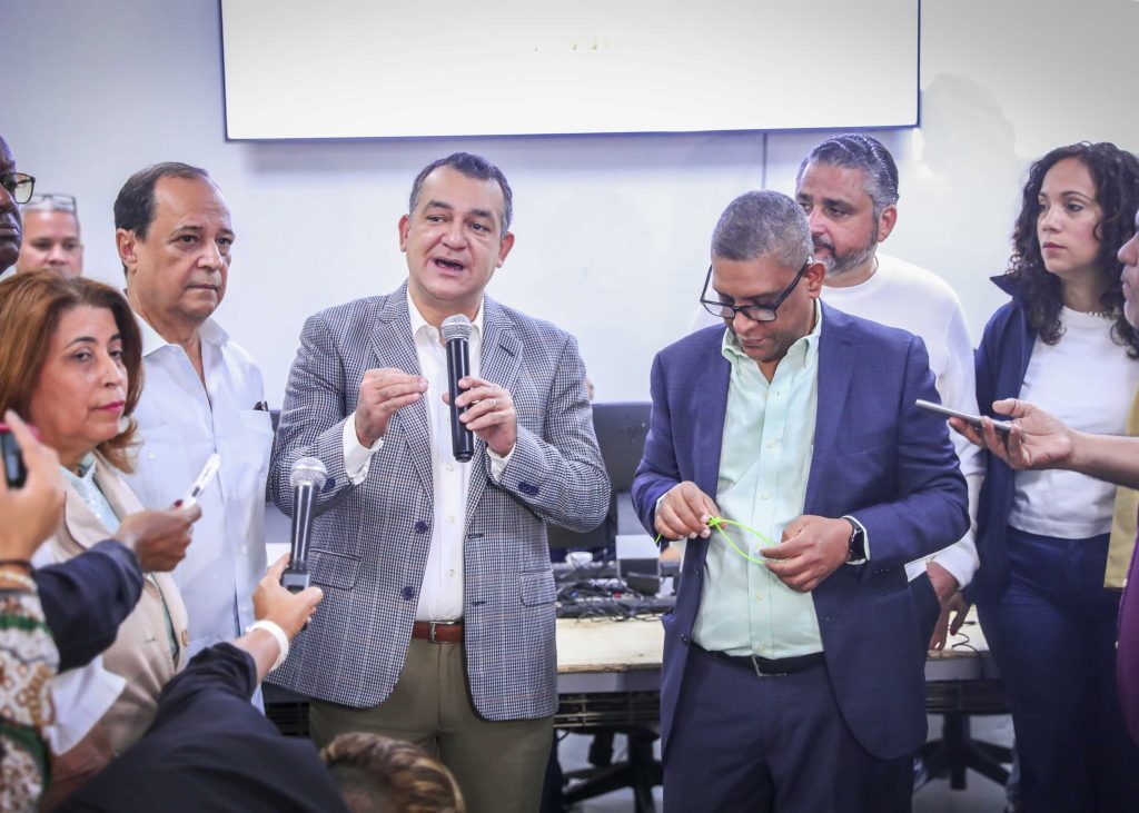 JCE inicia proceso de clonado de los equipos EDET que se usarán en las elecciones municipales Roman Jaquez Liranzo JCE inicia proceso de clonado de los equipos EDET