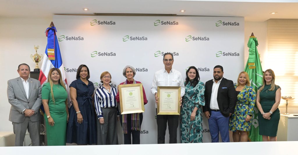 SeNaSa recibe oro en Sostenibilidad 3Rs Santiago Hazim junto al equipo de SeNaSa