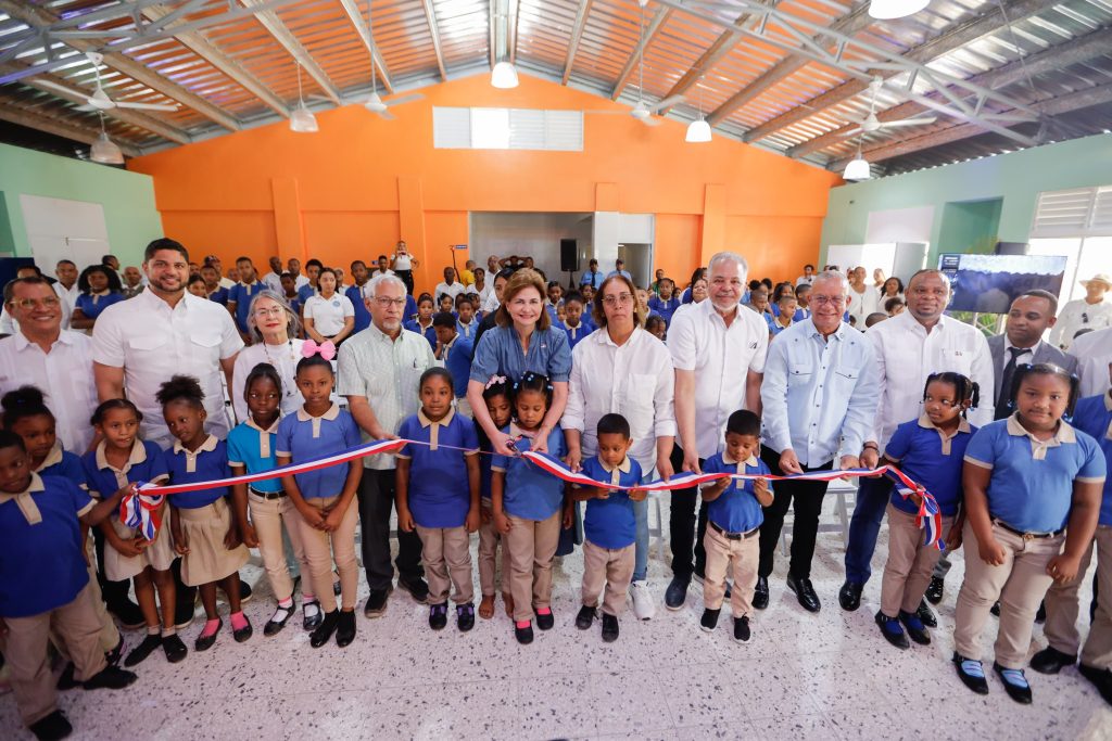 Vicepresidenta inauguró escuela, muelle y campo deportivo en San Cristóbal Vicepresidenta inauguro escuela muelle y campo deportivo