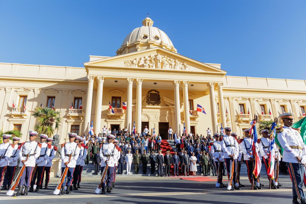 Abinader encabeza acto de homenaje a la Bandera Nacional
