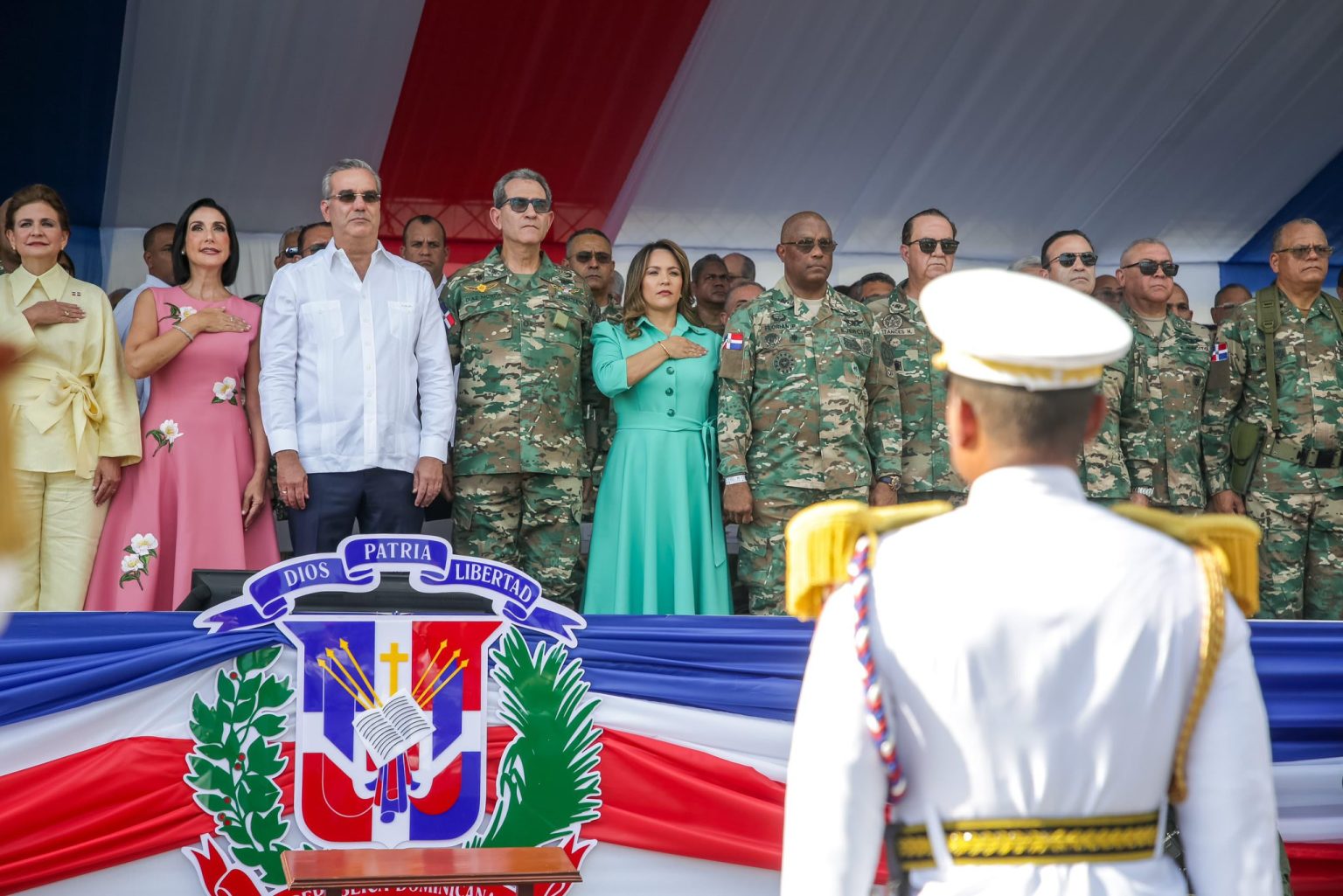 Abinader encabeza desfile militar por el 180 aniversario de la Independencia Nacional