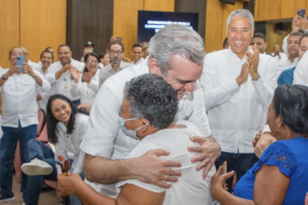 Abinader inaugurara 8 obras entregara 800 titulos de propiedad
