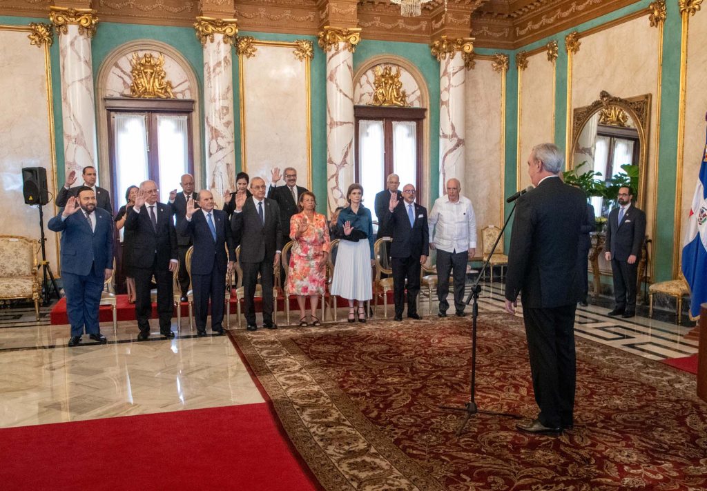 Abinader juramenta nuevos miembros de la Orden del Merito Duarte Sanchez y Mella y Orden Heraldica de Cristobal Colon