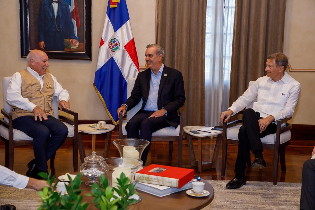 Abinader recibe al jefe de la Mision de la OEA y otros observadores electorales