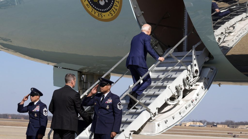 Biden vuelve a tropezar mientras sube la escalerilla del avion presidencial