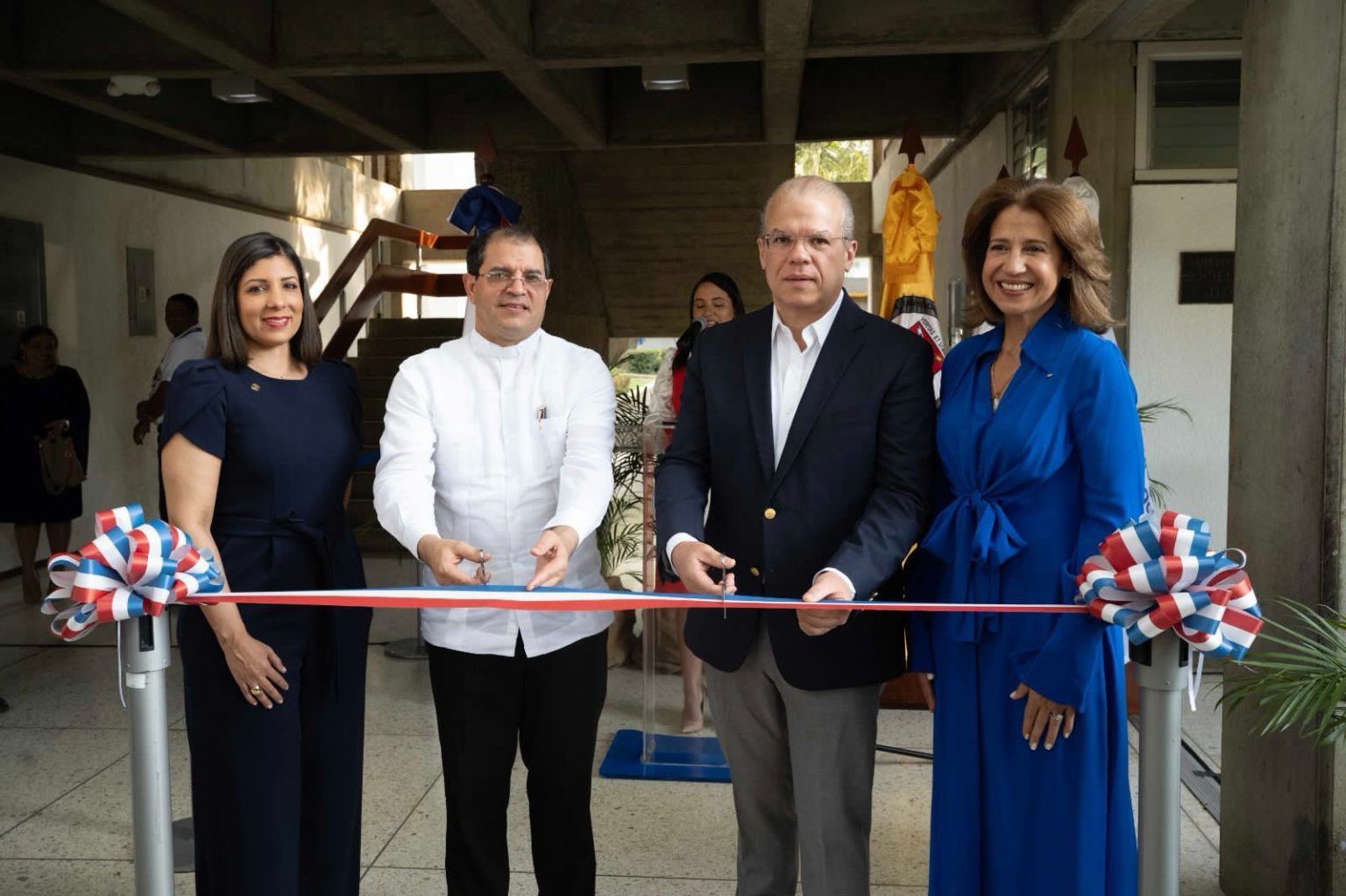 Cruz Ayala dona laboratorio de bioanalisis a PUCMM