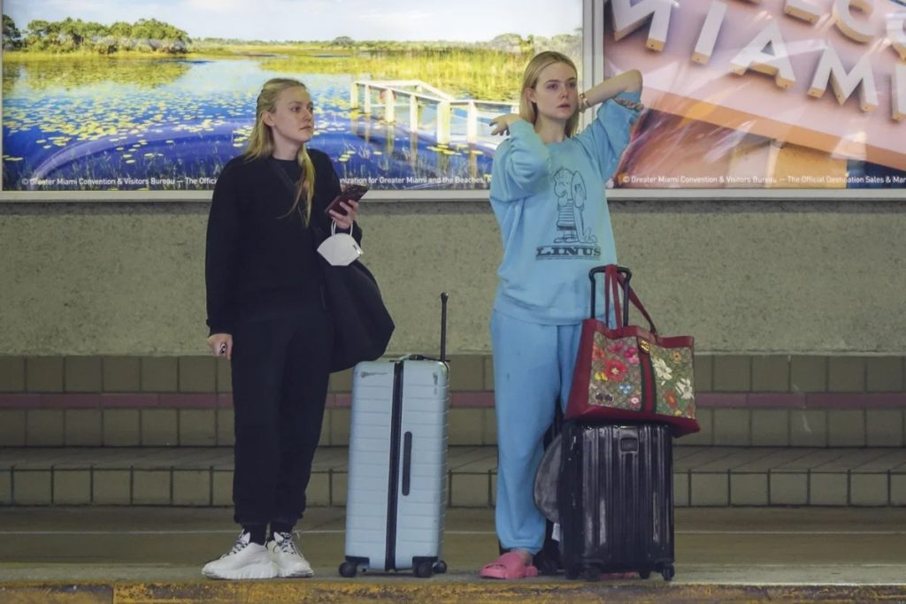 Dakota junto a su hermana Elle en el aeropuerto de Miami sorprendidas por un paparazzi