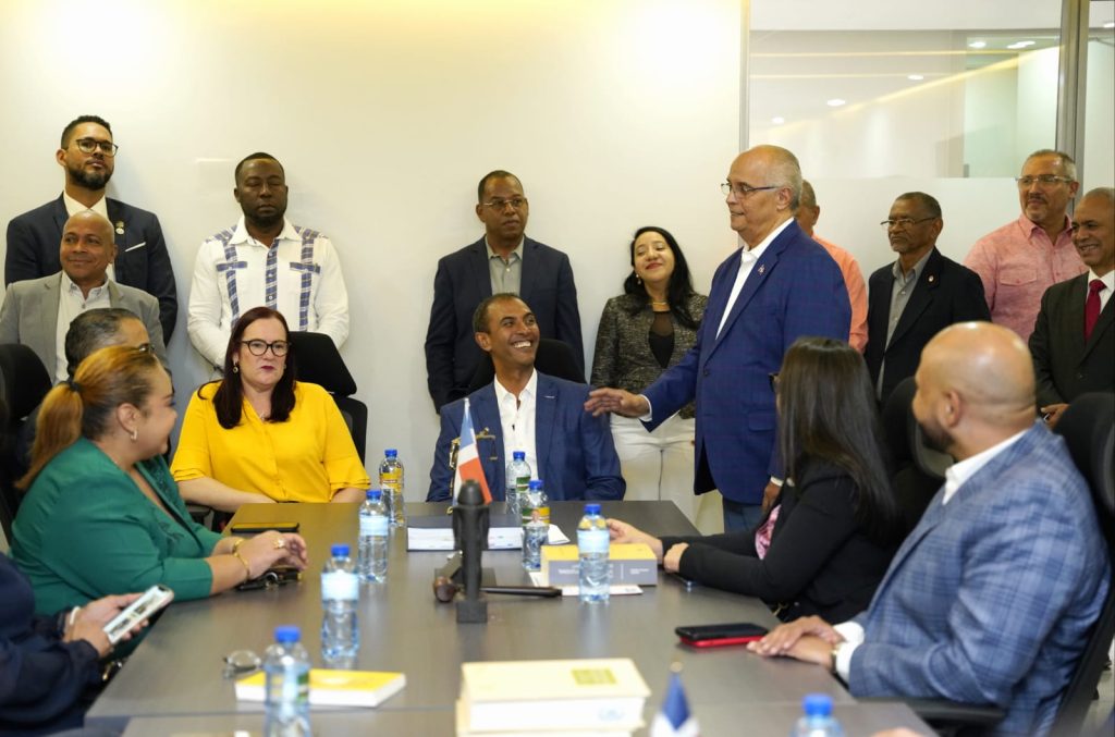 Domingo Contreras recibe apoyo de los profesionales del derecho de Santo Domingo Domingo Contreras recibe apoyo de los profesionales