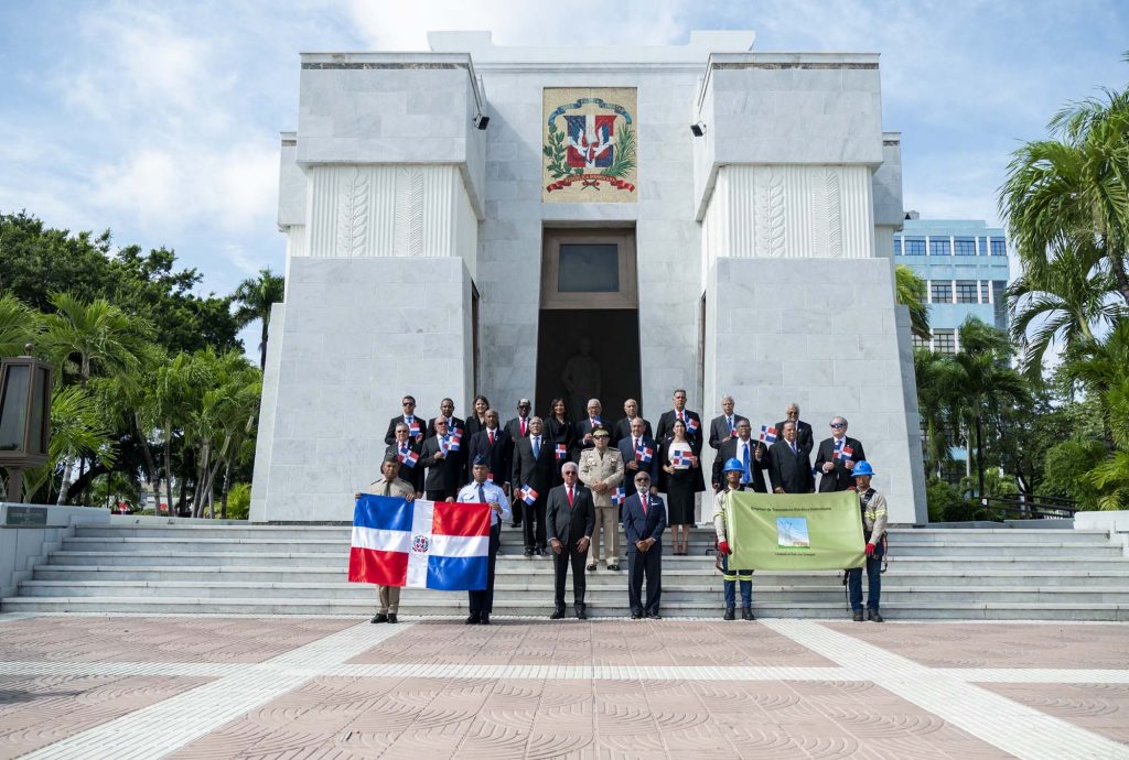 ETED desarrolla proyectos para expandir y fortalecer el sistema eléctrico nacional; rinden homenaje a padres de la patria ETED durante ofrenda al Altar de la Patria. 2024