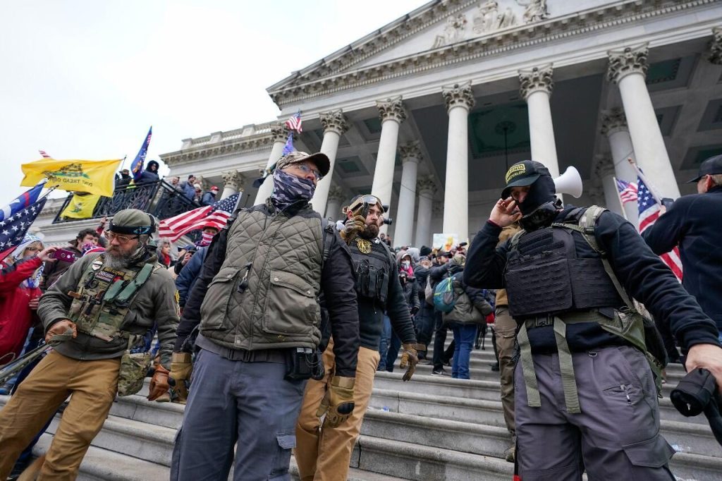 Guardianes del Juramento toman posicion frente al Capitolio durante la toma de la instalacion para impedir la proclamacion del presidente Joe Biden