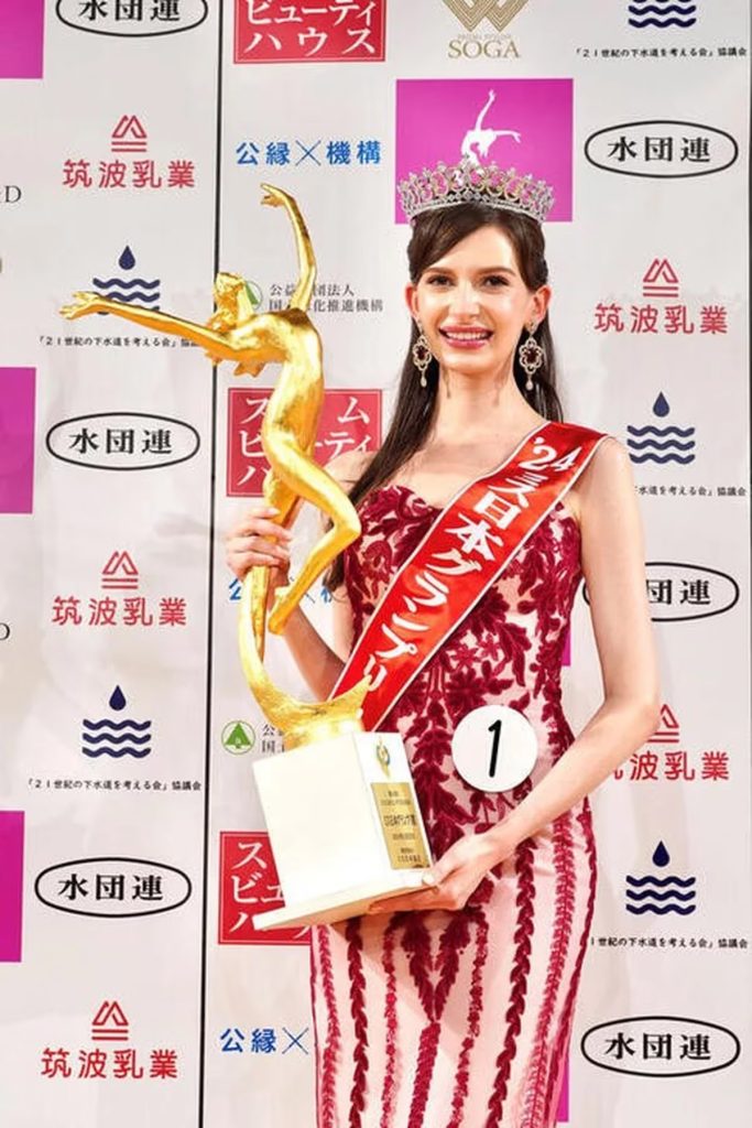 Karolina Shiino centro quien gano el concurso Miss Nippon2