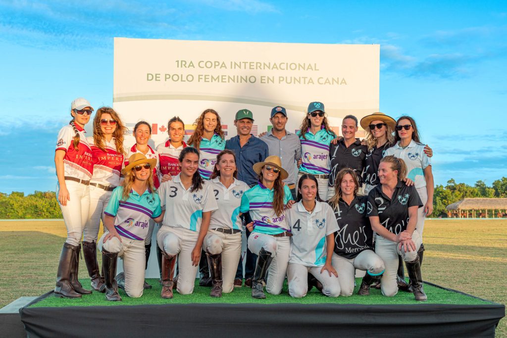 Las jugadoras con Agustin Arestizabal y Juan Tomas Diaz