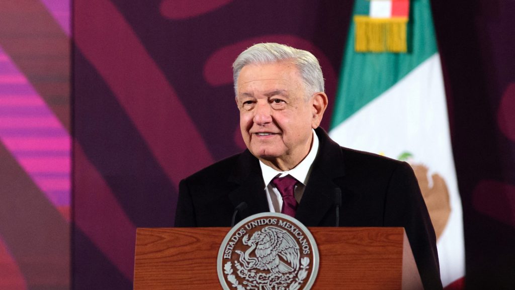 Lopez Obrador critica a Greg Abbott por sus politicas migratorias