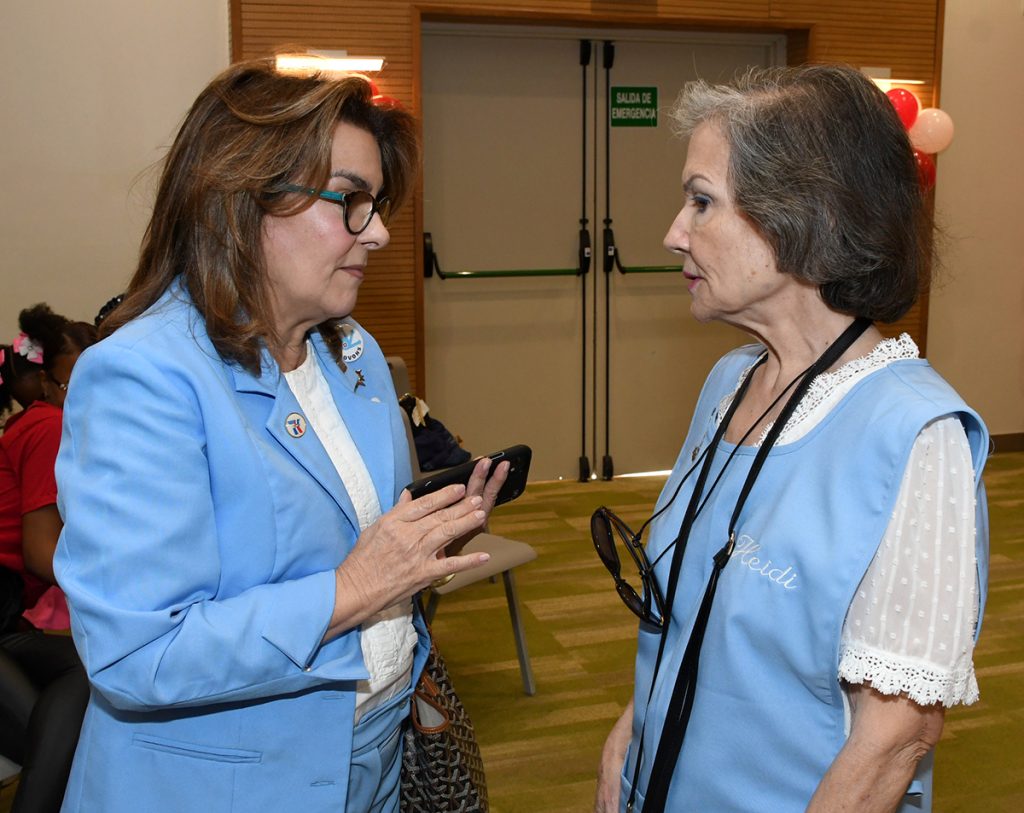 Maritza Bonetti y Heidi Korner conversan animadamente