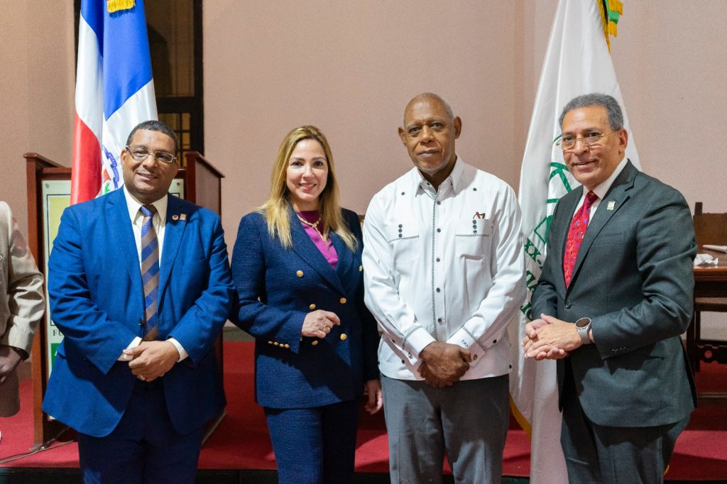 Kathleen Martínez: “Tuve que enfrentar grandes retos y arriesgada teoría sobre la posible ubicación de la tumba perdida de Cleopatra” Modesto Cruz Kathleen Martinez Eleuterio Martinez y Osisiris de Leon