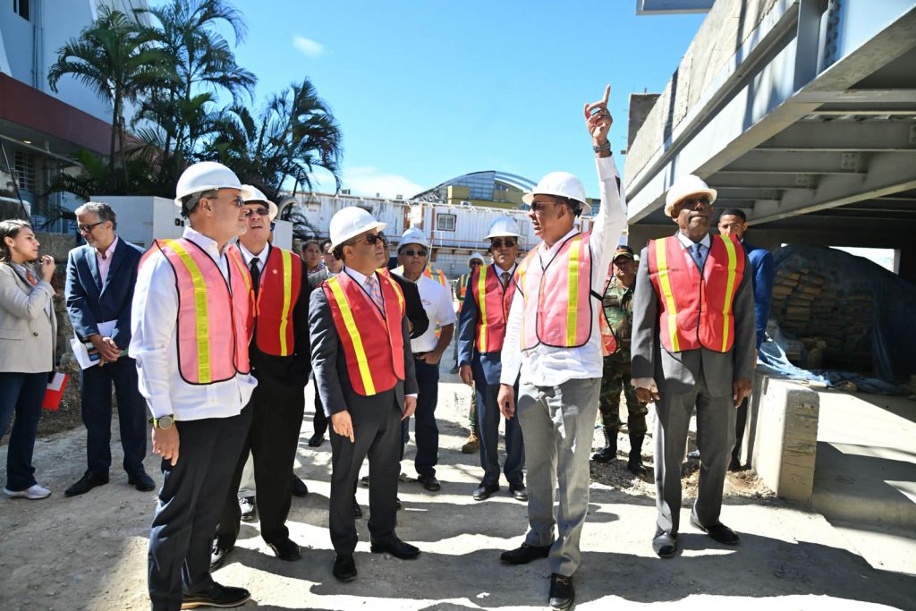 Presidente del TC y el ministro de Obras Públicas supervisan construcción sede de la alta corte Obras Publicas y TC supervisan construccion sede de la alta corte