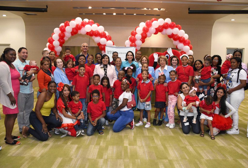 Raquel Arbaje de Abinader juntos a ninos intervenidos quirurgicamente familiares y miembros de la Fundacion