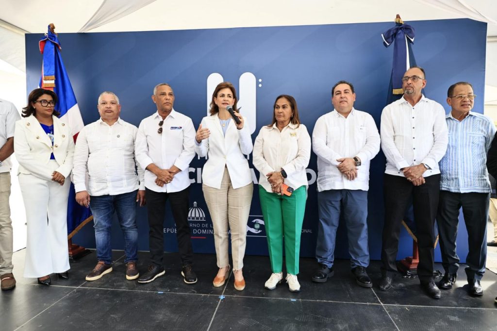 Raquel pena deja en funcionamiento dos obras de salud en Monte Plata y Arenoso 7