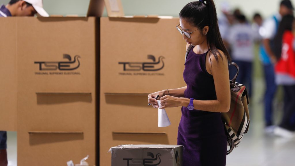 Salvadorenos acuden a las urnas para elegir a su presidente para los proximos 5 anos