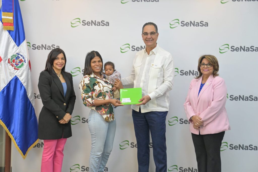 Director de SeNaSa entrega carné a madre del primer bebé nacido en 2024 Santiago Hazim haciendo entrega de carne a Scarlint Henriquez junto al equipo de SeNaSa