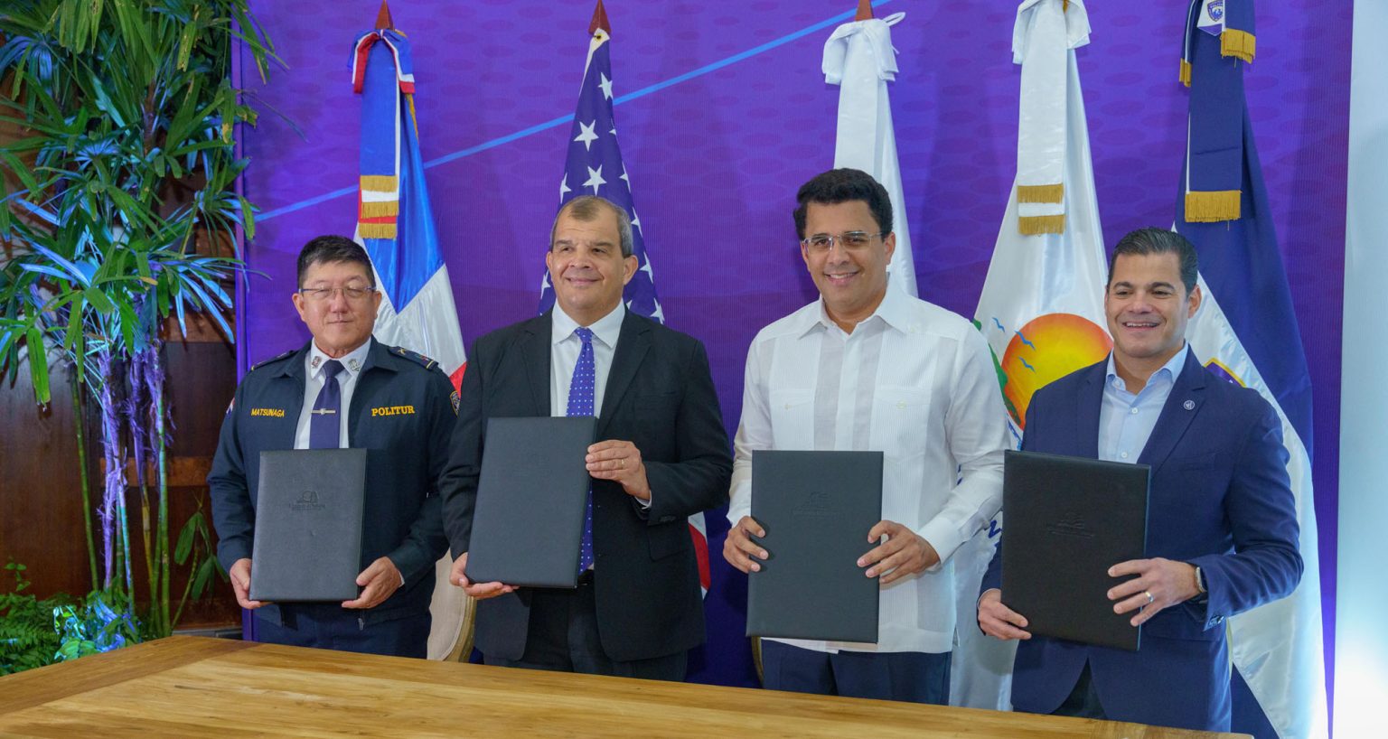 Turismo y Embajada Americana firman acuerdo para seguridad de turistas