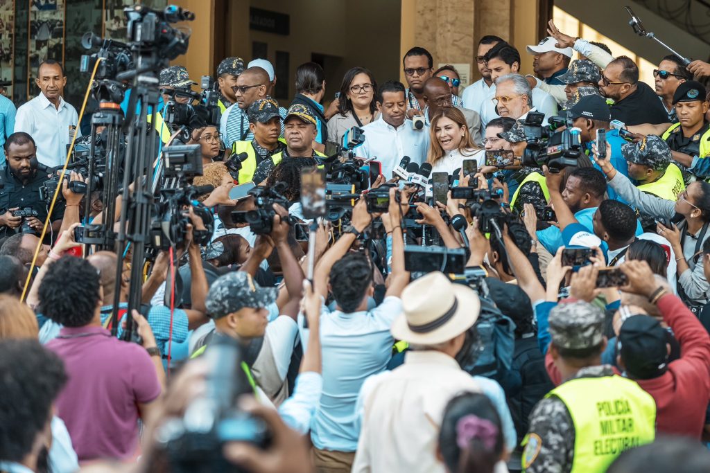 Carolina Mejía derrota a Domingo Contreras carolina mejia barre en la capital eljacaguero