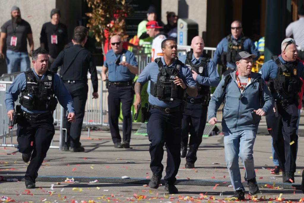 policia responde despues de que se produjeran disparos tras la celebracion de la victoria de los Kansas City Chiefs