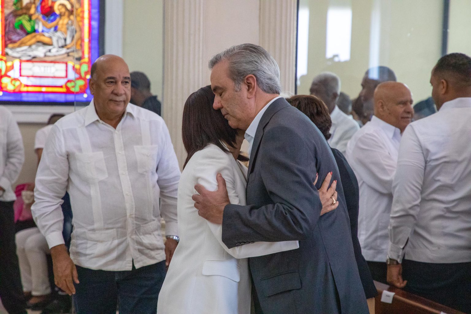 Abinader asiste a misa en solidaridad con familiares de las victimas por incendio en carnaval de Salcedo